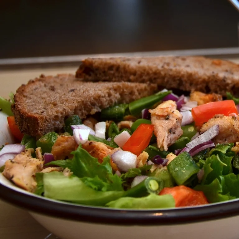 KYLLINGSALAT Salat, kylling, sukkererter, paprika, rødløk, agurk, parmesandressing (parmesanpulver, solsikkeolje, dijon sennep, hvitløk, sukker, salt, pepper, sellerisalt). Serveres med Lenas brød. kr 110,- Inneholder:egg, melk, sennep, selleri