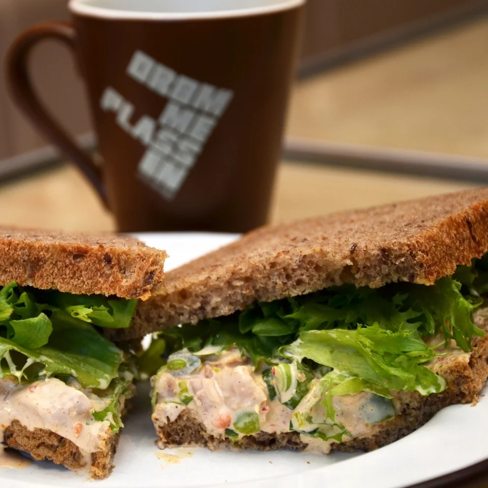 SAMBALKYLLING SANDWICH Lenas brød, sambalkylling (kylling, purre, paprika, sukkererter, hvitløk, majones, rømme, salt, pepper, sambal oelek), salat. 95,- (ta med 87,-) 1/2 sandwich 65,- (ta med 59,-)