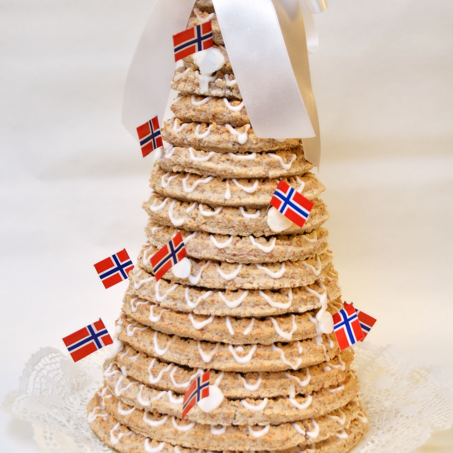 KRANSEKAKE Mandler, melis, eggehvite, semulegryn i formene (evnt. fett om glutenfri). Kransekake 18 ringer: 590,-