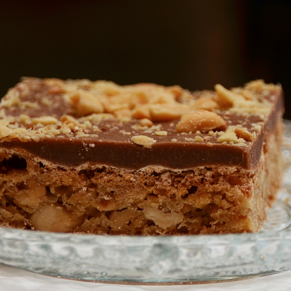 SNICKERSKAKE Salte kjeks, peanøtter, eggehvite, sukker, vaniljesukker, bakepulver, sjokolade, smør, eggeplomme. 49,- (ta med 45,-) Inneholder: peanøtter, egg, hvete, melk, soya, bygg