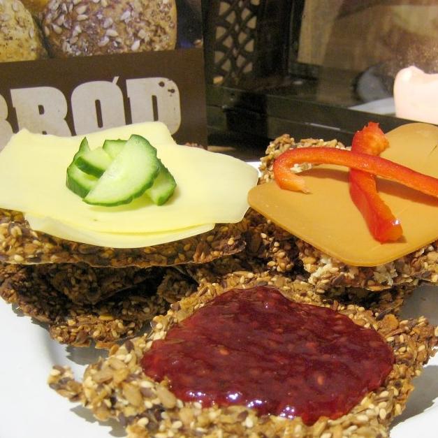 PÅSMURT KNEKKEBRØD Du kan gjerne få påsmurt knekkebrød. 25,- (ta med 23,-)