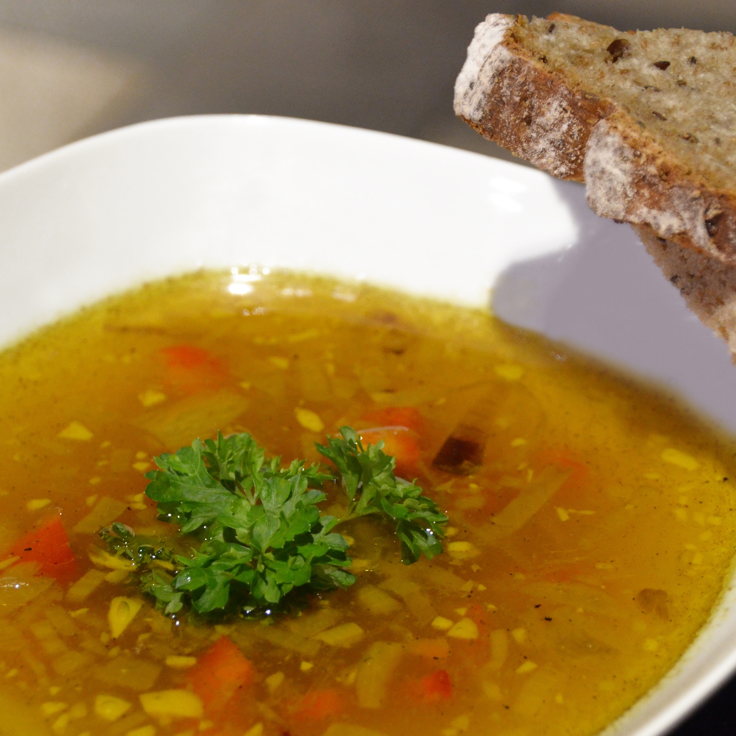 SUPPE Noen ganger har vi ulike supper på menyen - spør oss! Serveres med vårt gode hjemmelagde brød. 99,- (ta med 91,-)