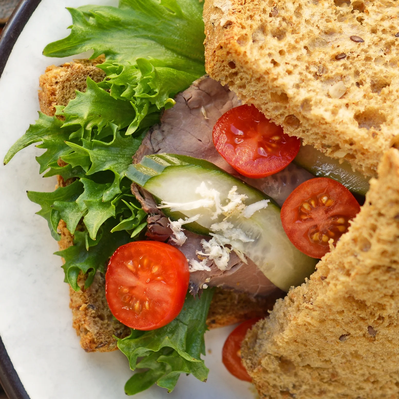 ROASTBIFF SANDWICH Salat, roastbeef, sprøstekt løk, hjemmelagd remoulade, hjemmesyltet agurk og pepperrot kr 99,- Inneholder: egg, selleri, hvete, rug, bygg