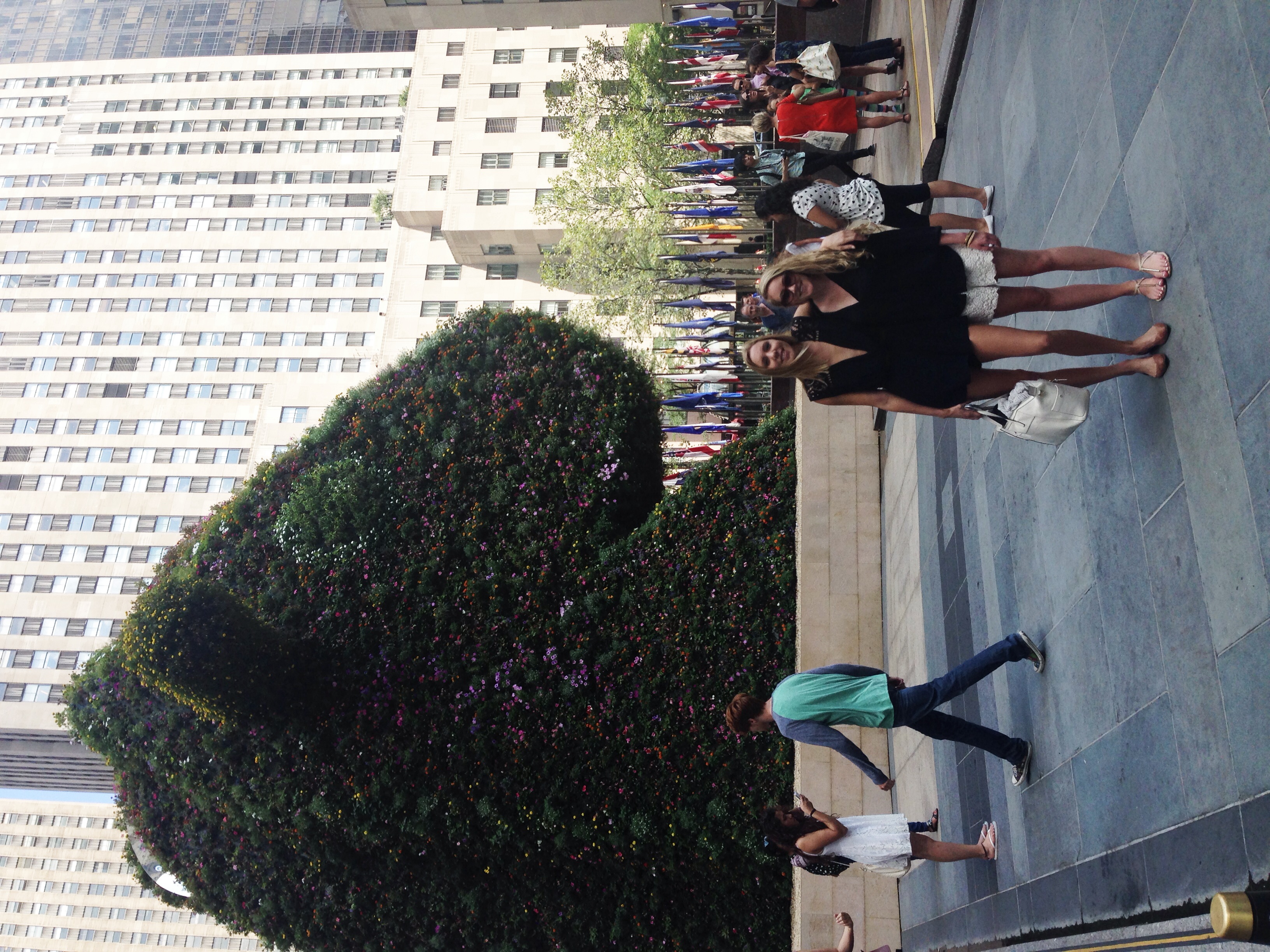  Jeffrey Koons' "Split-Rocker" at Rockefeller Center 