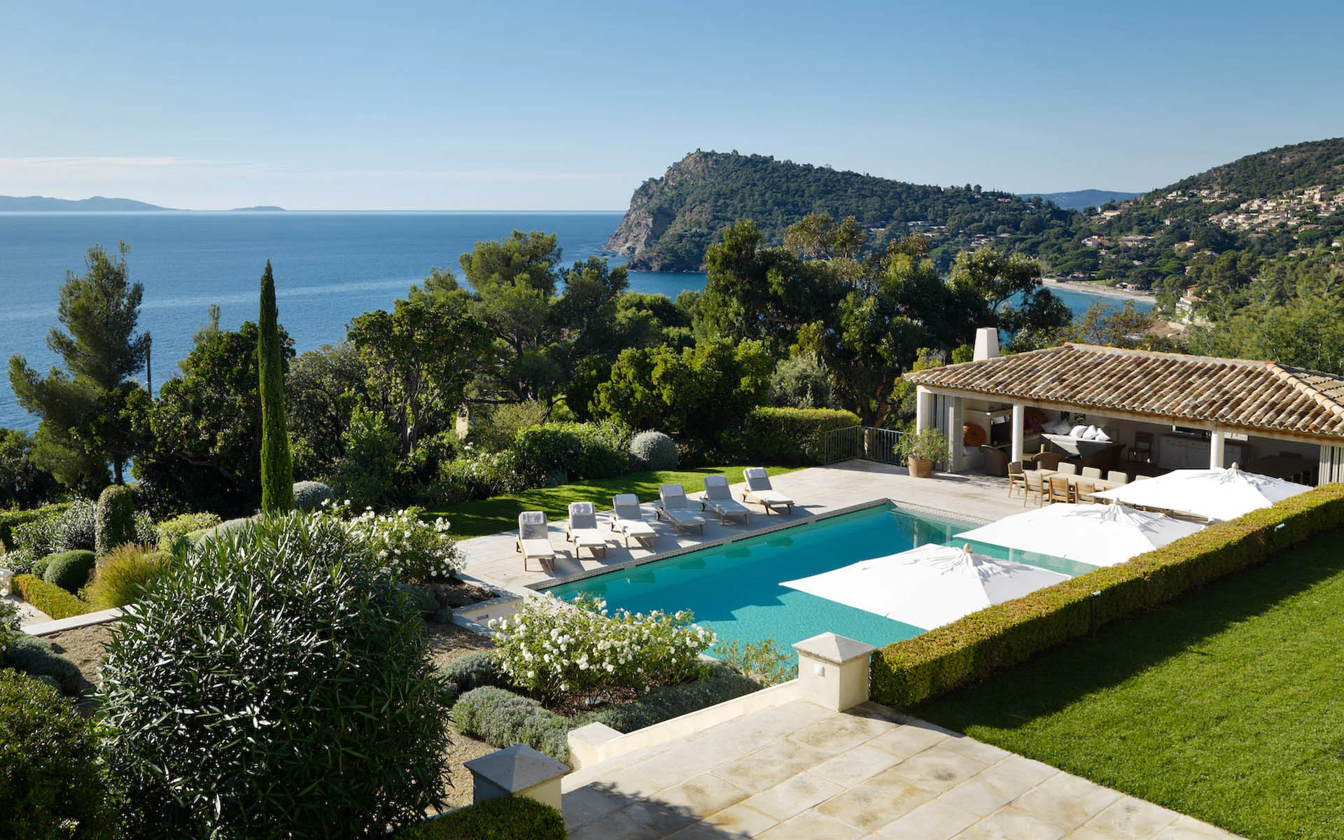 Elegance in the Cote d'Azur: Designer Oceanfront Villa - Art de Vivre ...