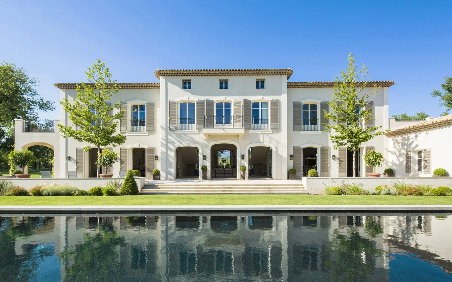 Classical French Design in Cote d'Azur: Country Villa for Rental - Art