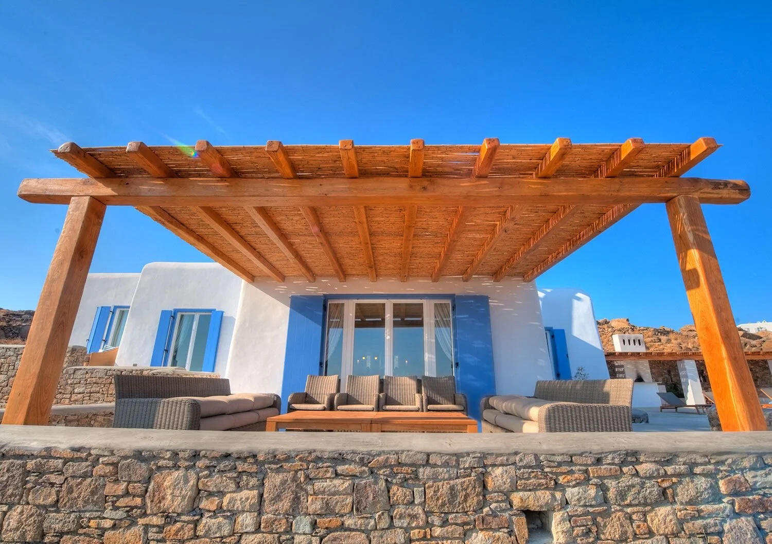 karma-pelikanos-patio.jpg