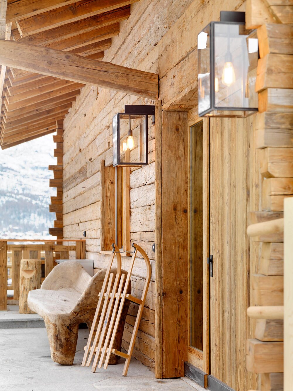 Chalet Les Anges, Zermatt - Balcony with sled