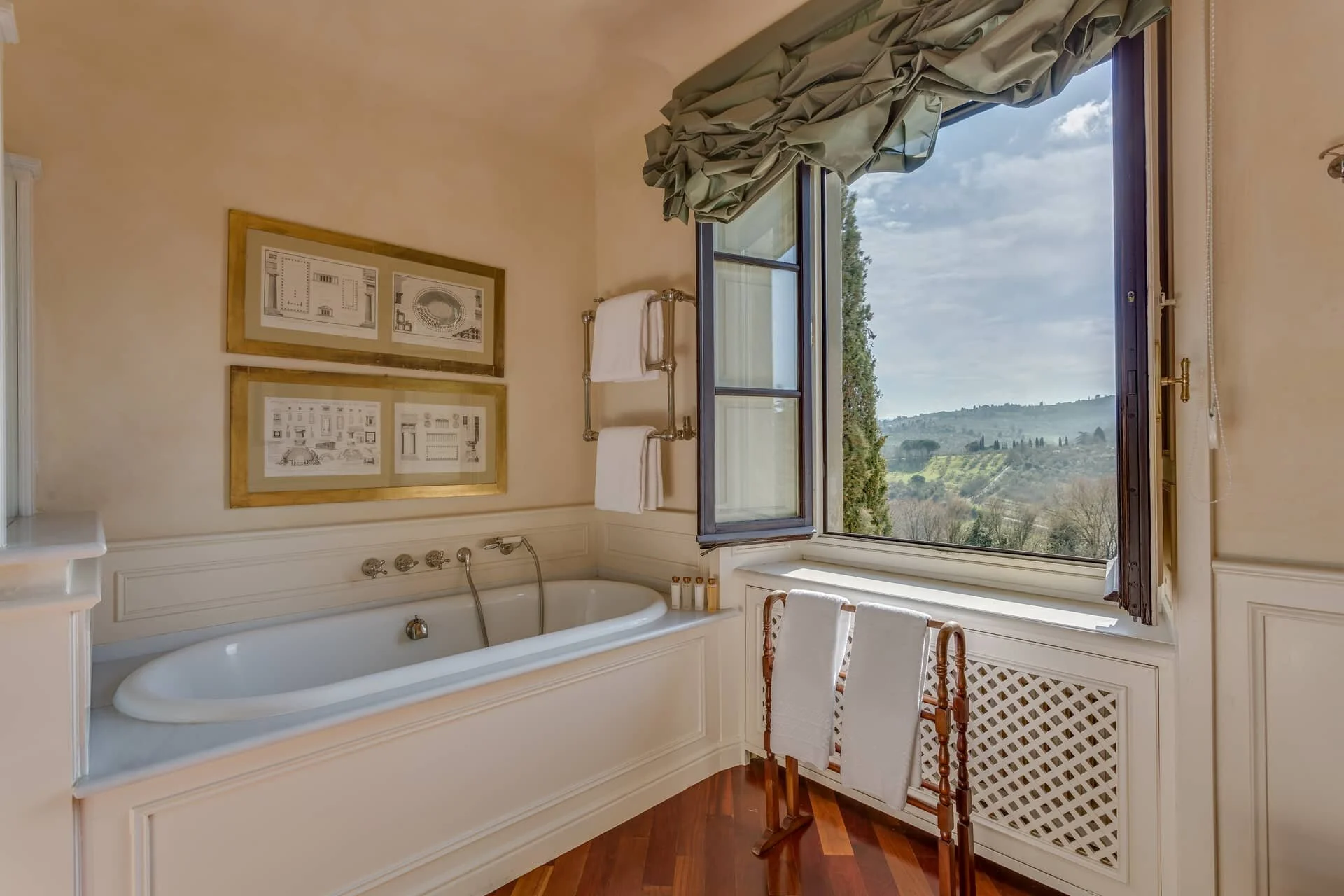 villa_le_rose_green_bedroom_bathroom.jpg
