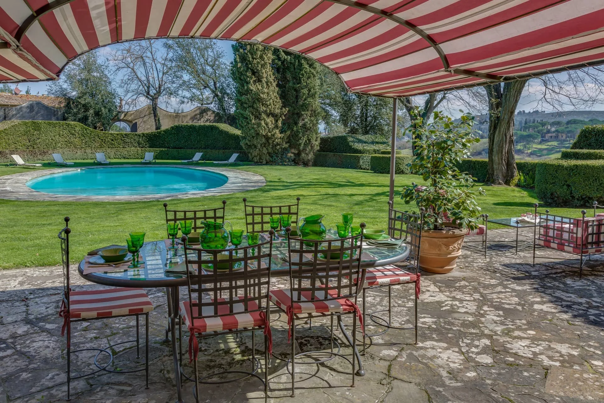 villa_le_rose_outdoor_dining.jpg