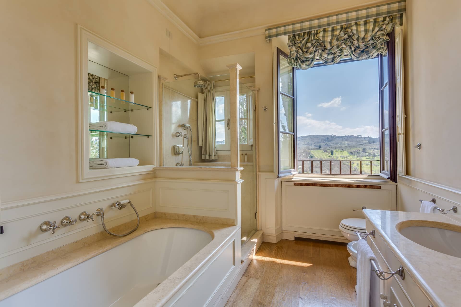 villa_le_rose_roses_bathroom.jpg