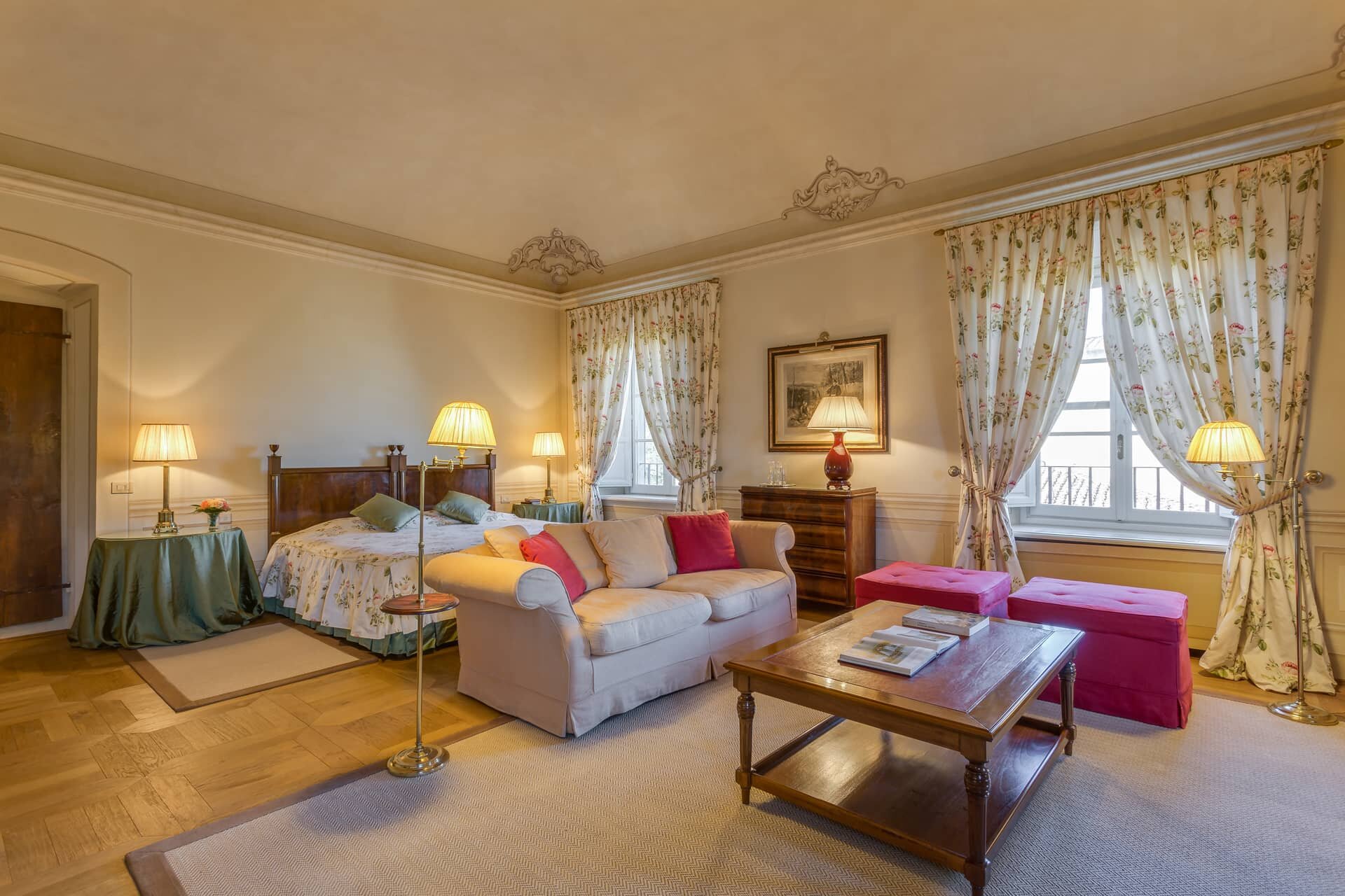 villa_le_rose_roses_bedroom.jpg