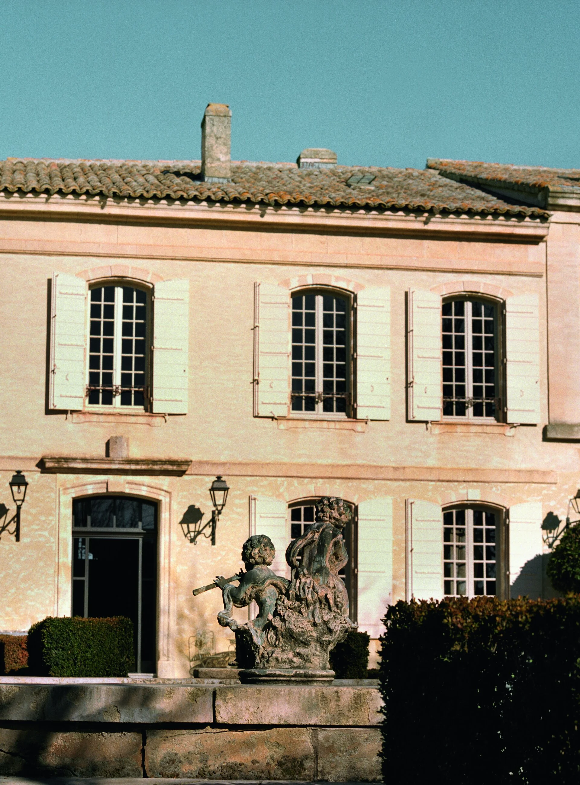 mas-de-chabran-exterior-fountain.jpg