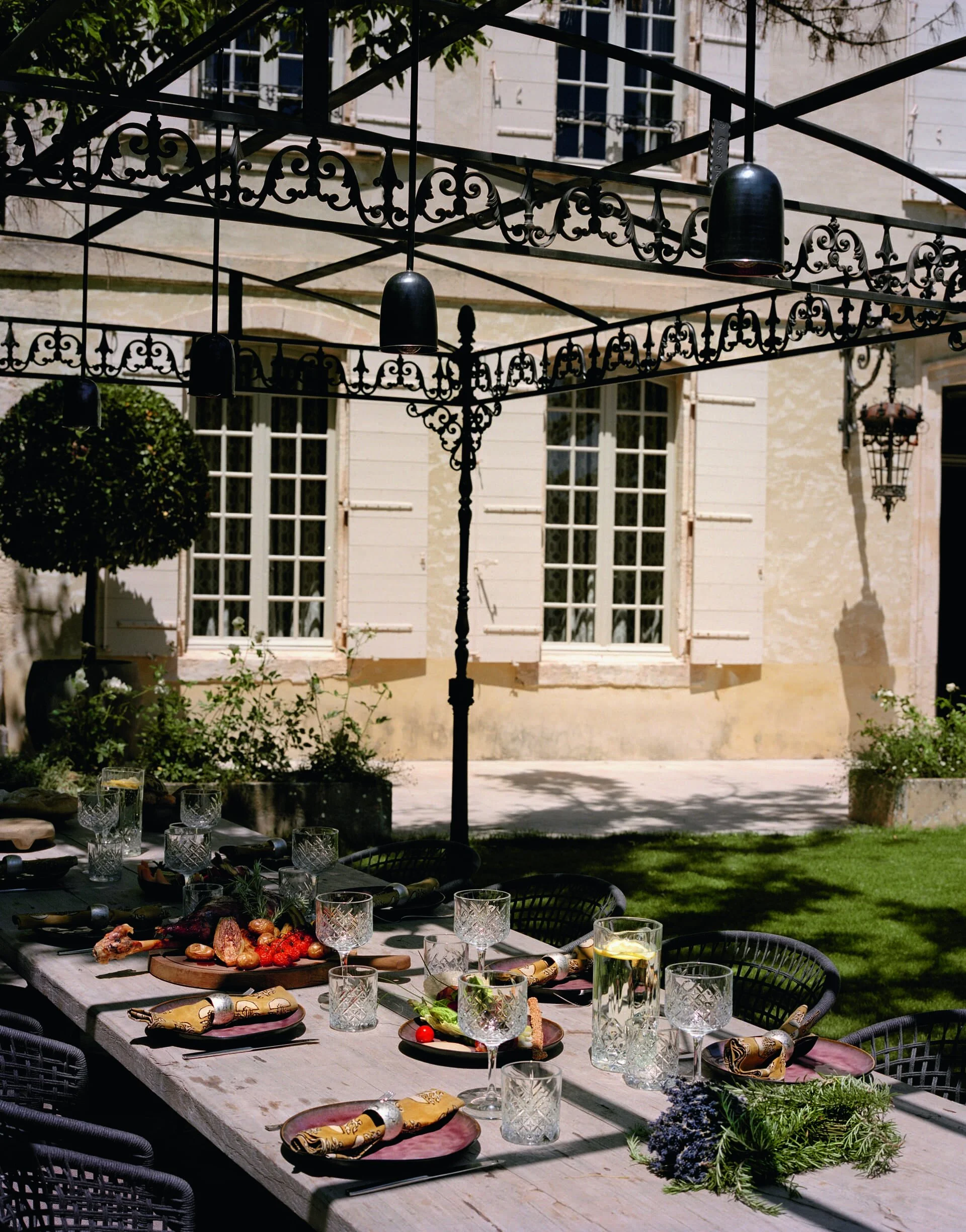 mas-de-chabran-outdoor-dining.jpg
