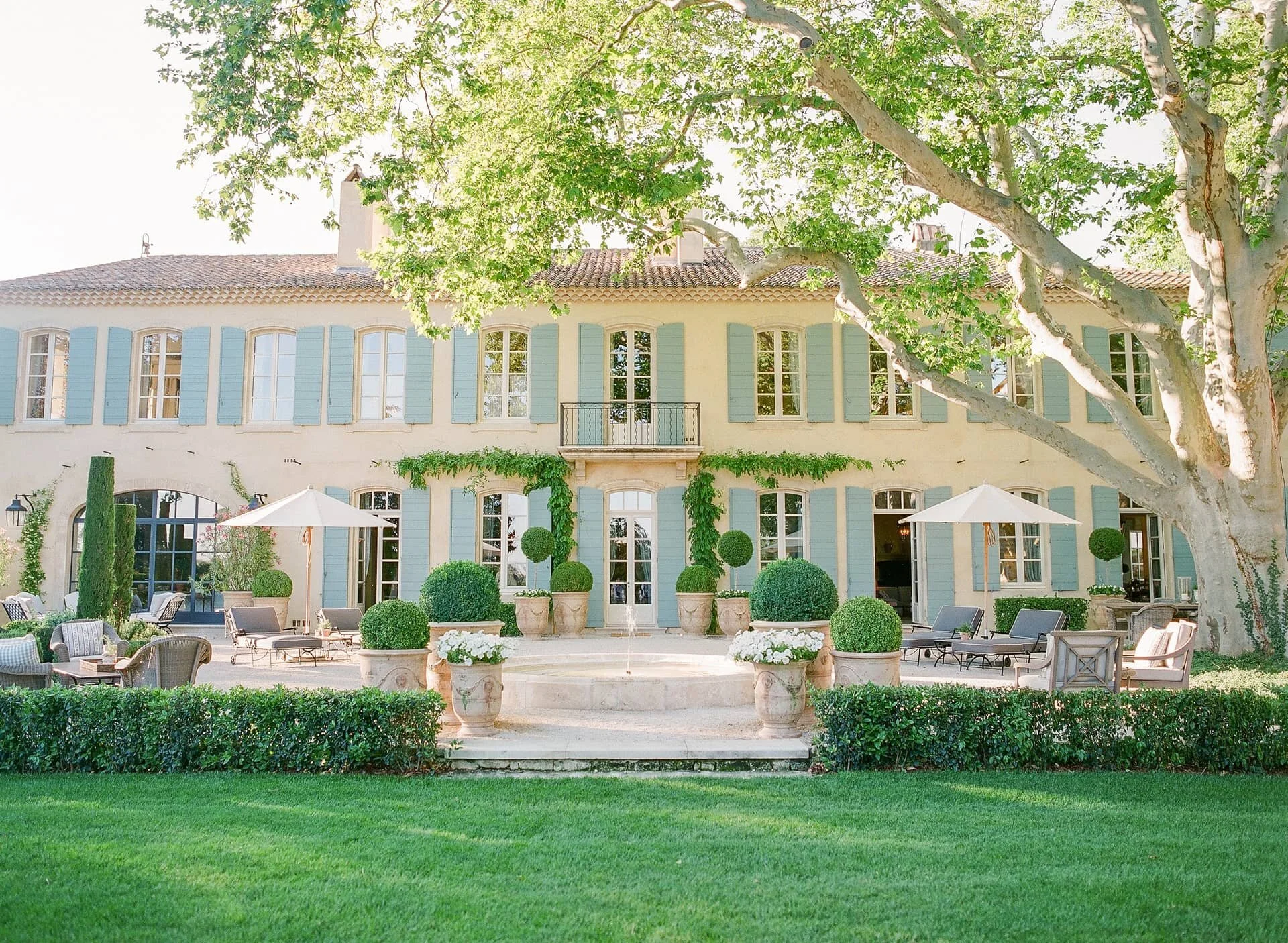 Mas_des_Poiriers_outside_1.jpg