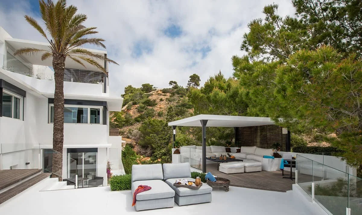 villa-infinity-exterior-lounge.jpg