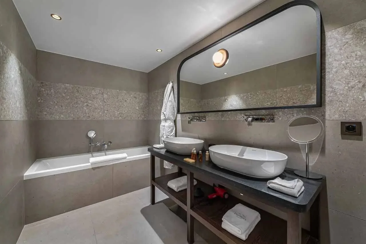 chalet-divinity- bathroom-3.jpg