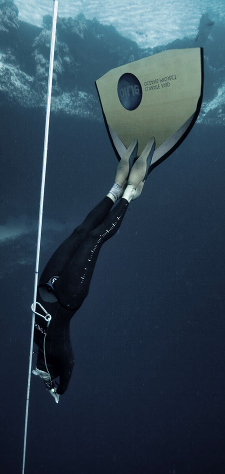 dyd-freediving-monofin-descent.jpg