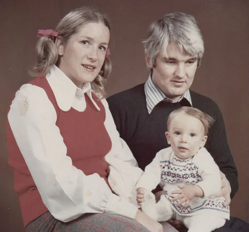 dyd-sara-childhood-with-parents.jpg