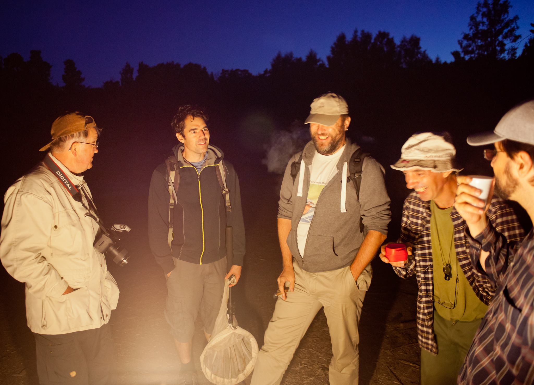  Entomologer umgås i väntan på att nattflygande insekter dyker upp vid en lampa vid exkursionen i Nackareservatet.&nbsp; 