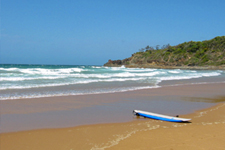 Frustrated with life, Aldo retreats to a beach where he struggles to surf