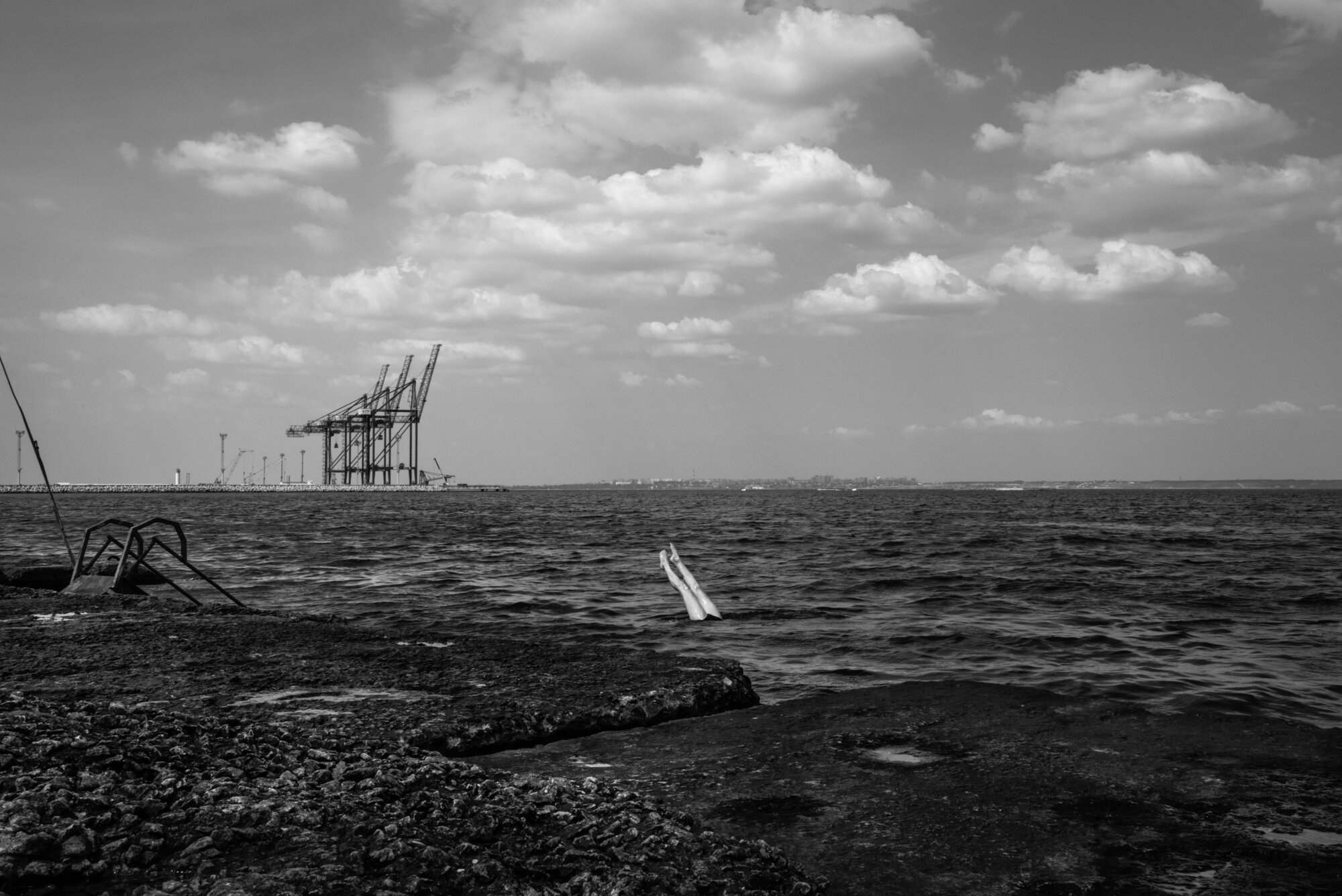 It speaks of metamorphoses when past and present merge strangely yet indecipherably. When two lovers gambol among the wrecks of the Aral Sea, when a young woman massages the bust of Marx abandoned in a corridor, or when, ironically, a Russian woman