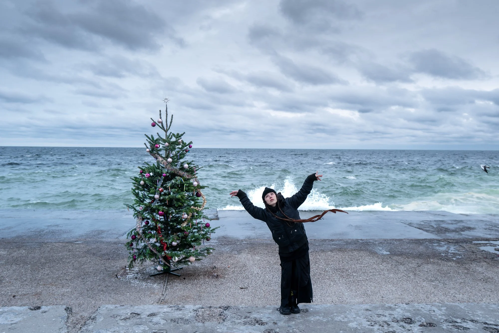  Aziza Eskender, a Crimean Tatar, is a performer and activist addressing decolonisation from Russia and the USSR, creating performances that challenge historical erasure and empower Tatar voices. Odesa, Ukraine, 2025 