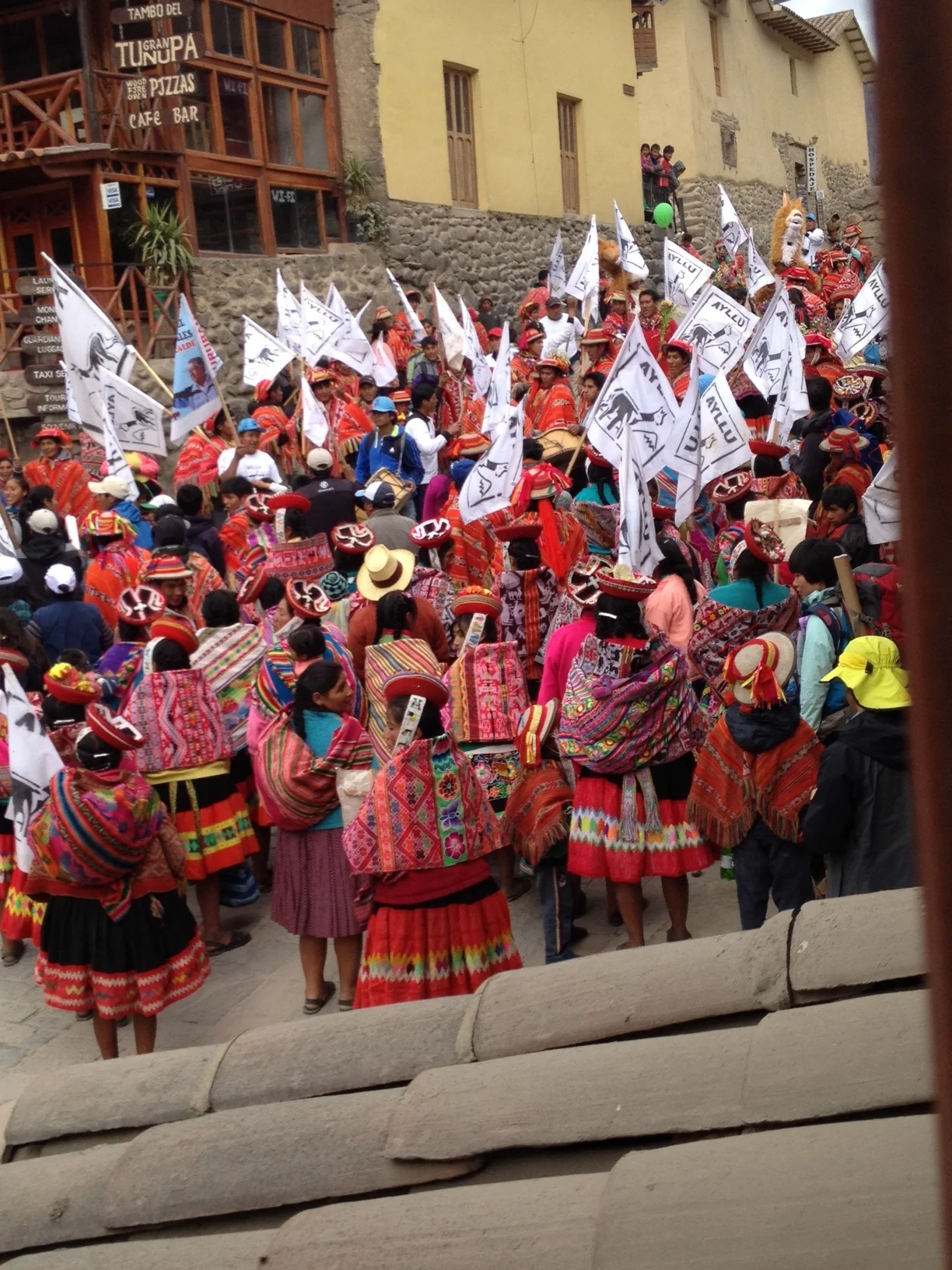It was quite a crowd of local people who dress more traditionally here than Cusco. 