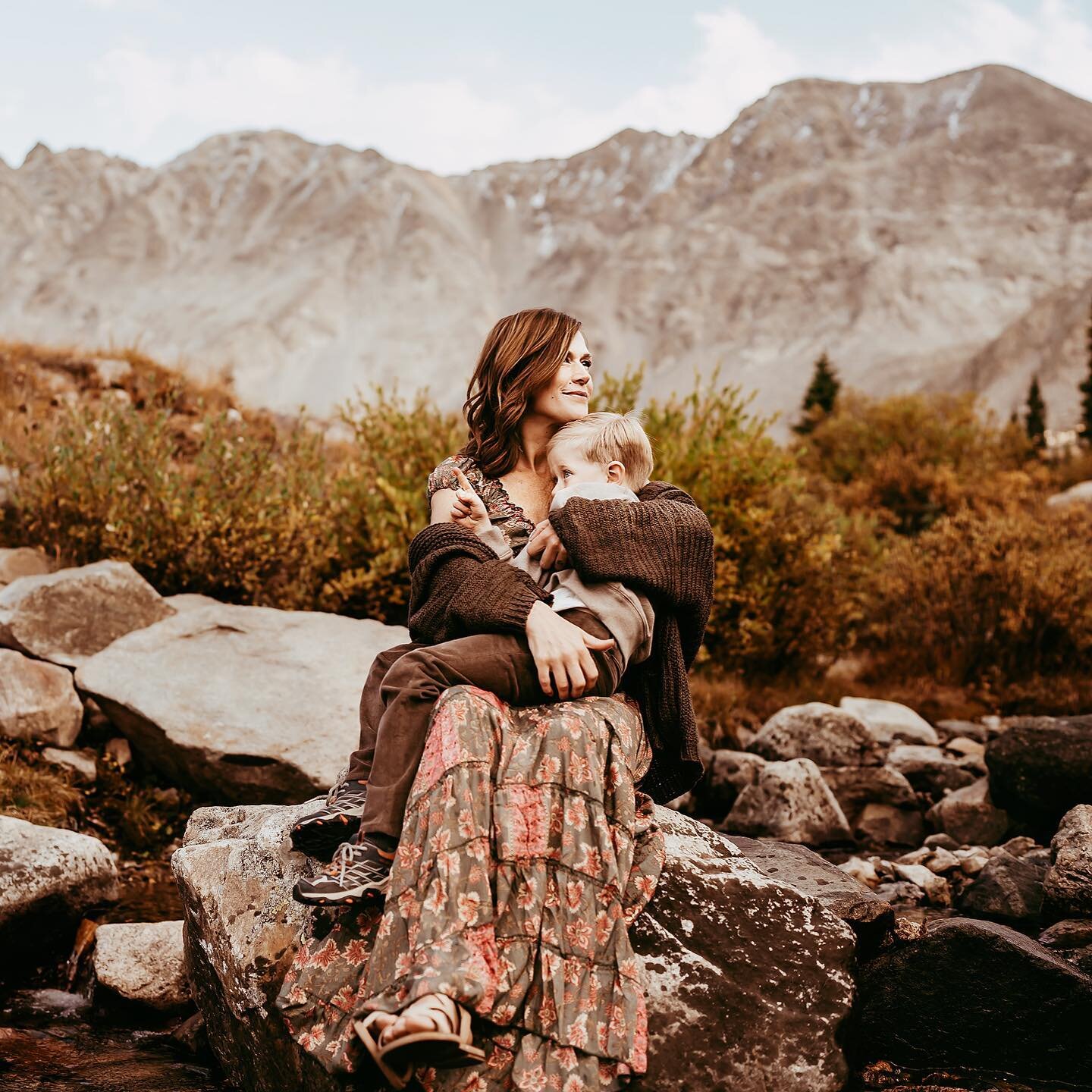 Sometimes we drive PAST the yellow aspens to get a vibe like this. Fall is in the air. 😍 My goodness do I love this mama. What an experience to be fully present and honest and open. That&rsquo;s how we make magic. It&rsquo;s not just taking pictures