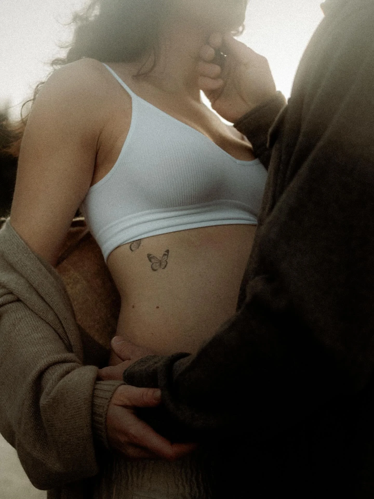 I hear this mama to be is nearly due so I had to run and share a few of my favs quick :) More to come from this sunrise session on the Oregon coast with @stormysolis &hearts;️&hellip; 
.
#hometownretreat2025 #allheartaccess 
.
#denvermaternityphotogr