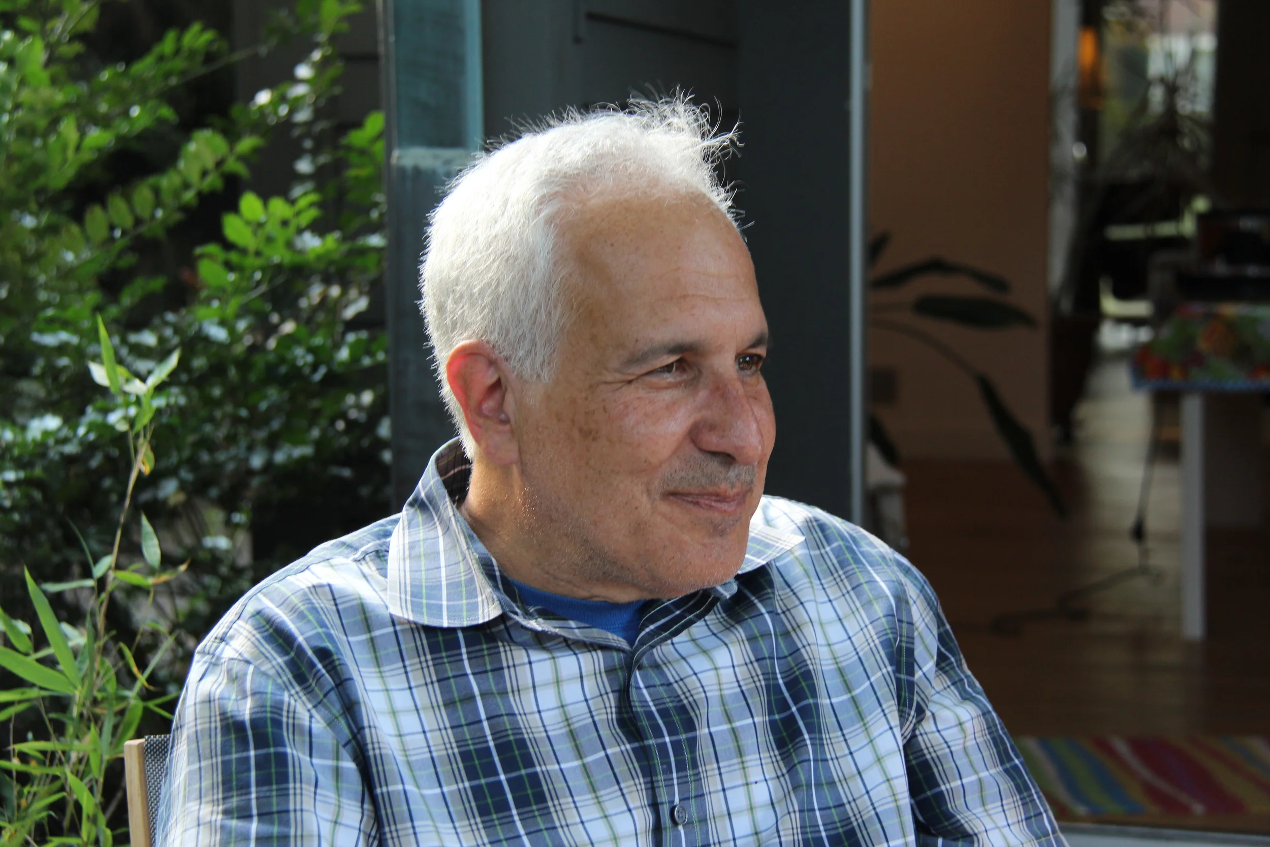 Jeff Lichtman in front of his garden and home in Cambridge, MA (Courtesy of Daniel Berger)