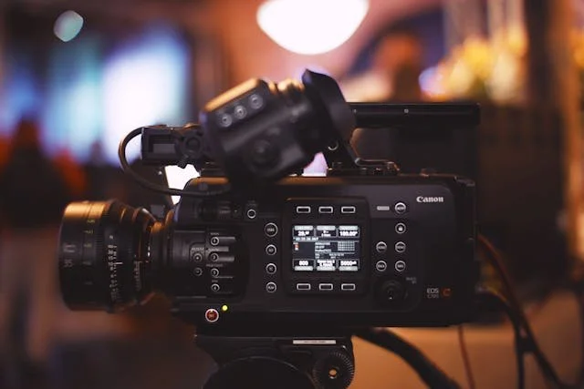 How to Choose Between In-House vs Outsourced Video Production for Your Business