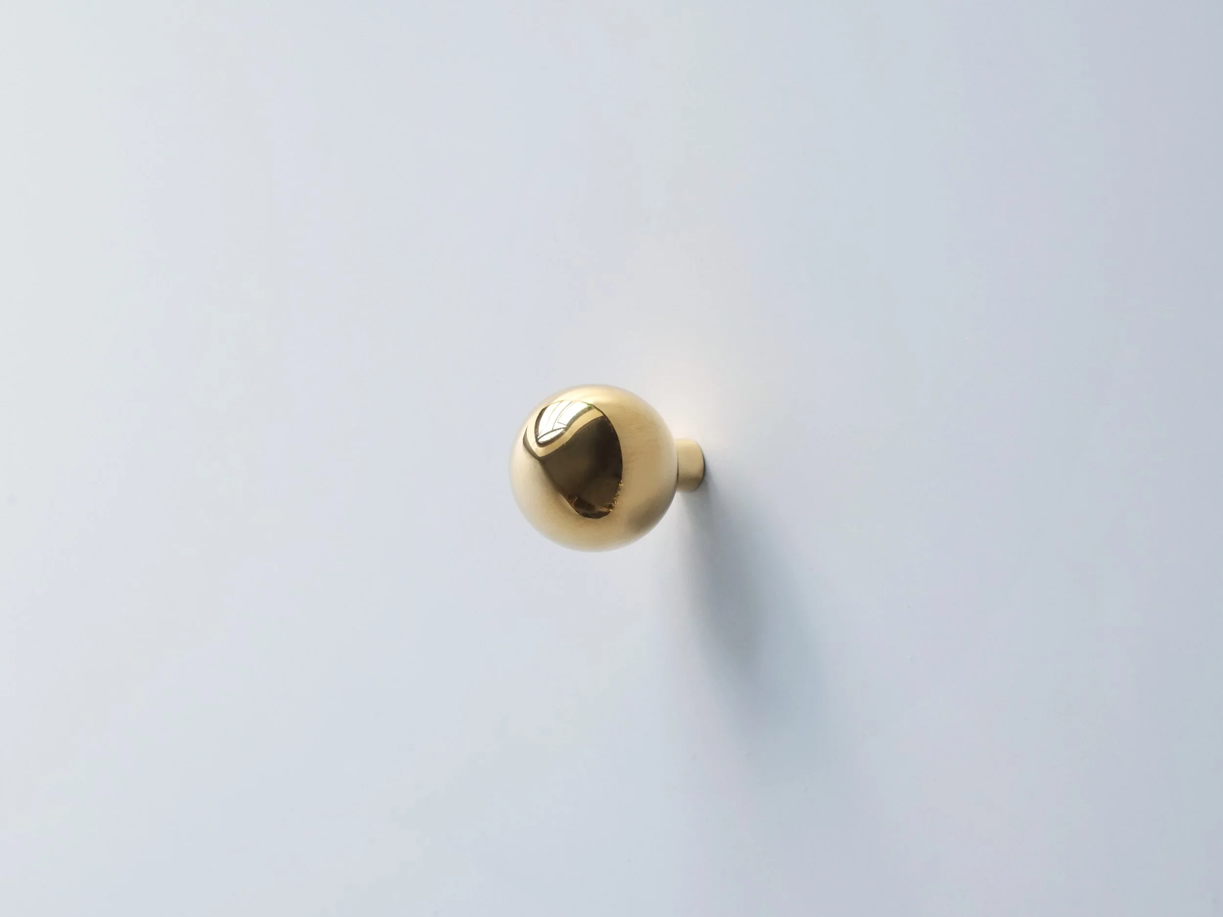 Profile View of Polished Brass Sphere Knob