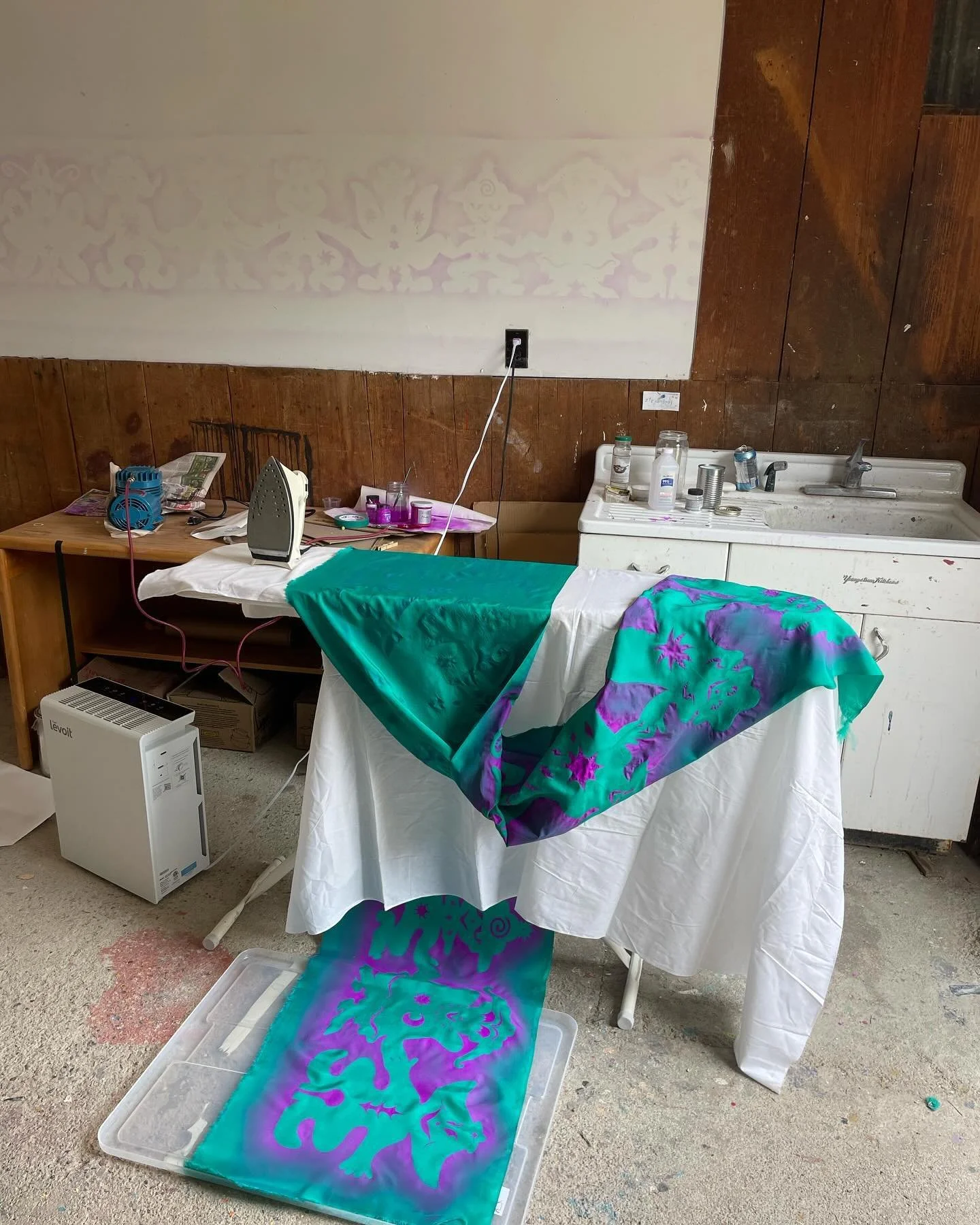 Felt a lot in the desert,
Here is the studio that held me
🍇🍏🍇🍏🍇🍏🍇🍏🍇🍏