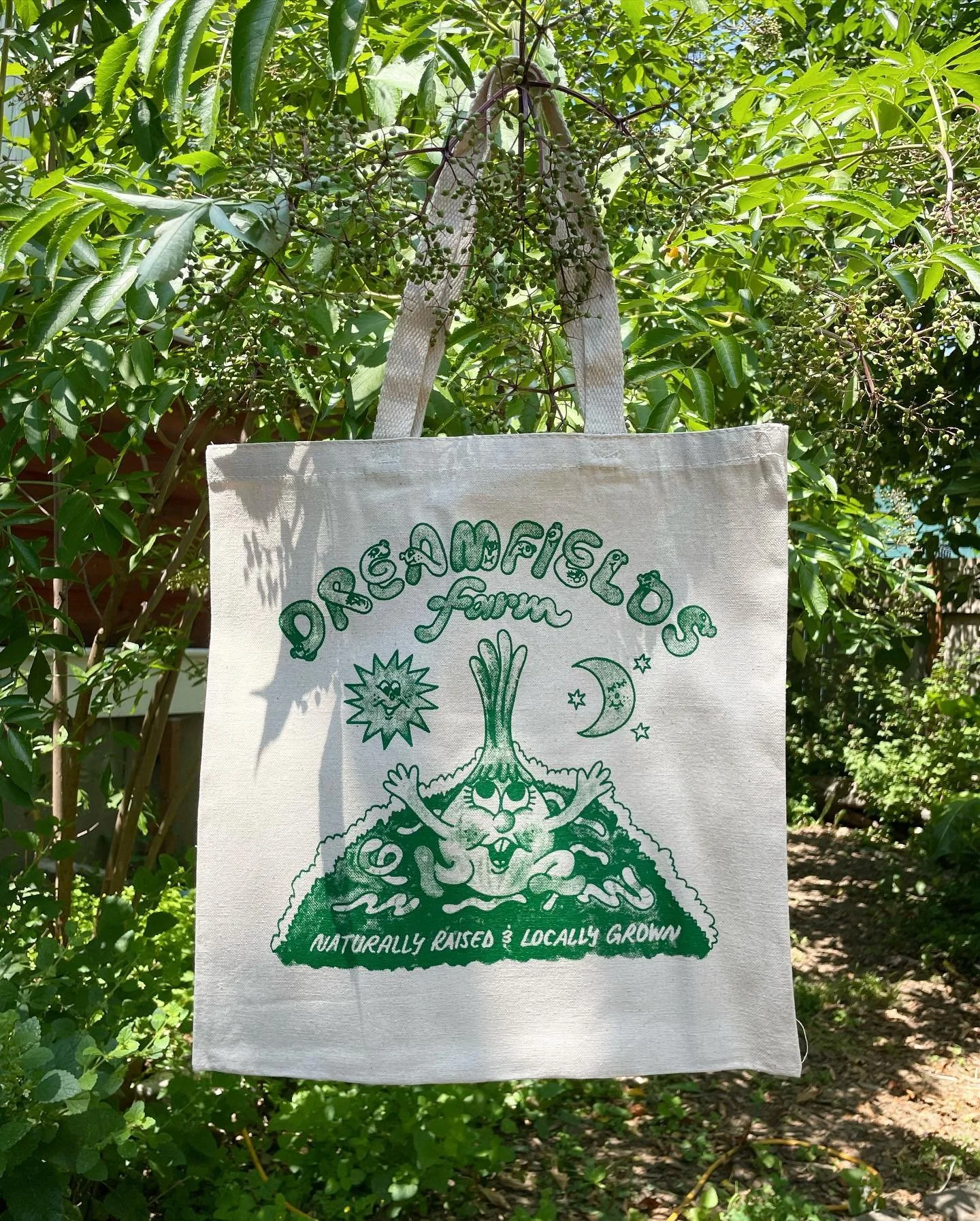 Totes + tees for @dreamfieldsfarm designed by me and printed by @grilka.press will be available at the Woodstock farmers market this Sunday! Come grab a bag and fill it up
🍅🥦🥕🥬🥒🍏🧅💕