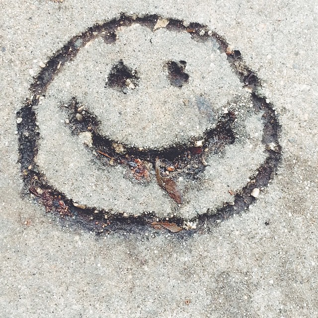 Real smiles, so concrete. Impermanence is one love. 
Affirm your blessings.                            #happy2015 #haiku #oneoneone  #onelove #foundart #smile #genuine #getinspiredanywhere #011115 (at Larchmont Village)