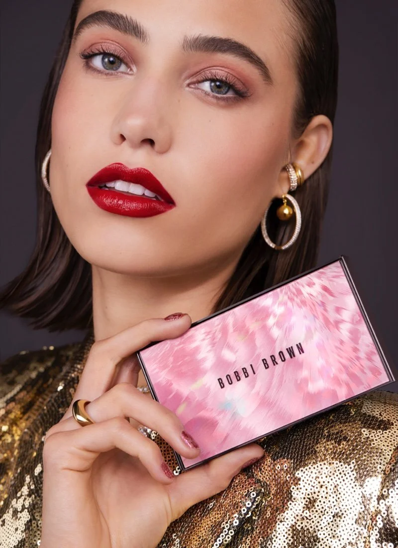 Bobbi-Brown-Makeup-Holiday-2022-Campaign06.jpg