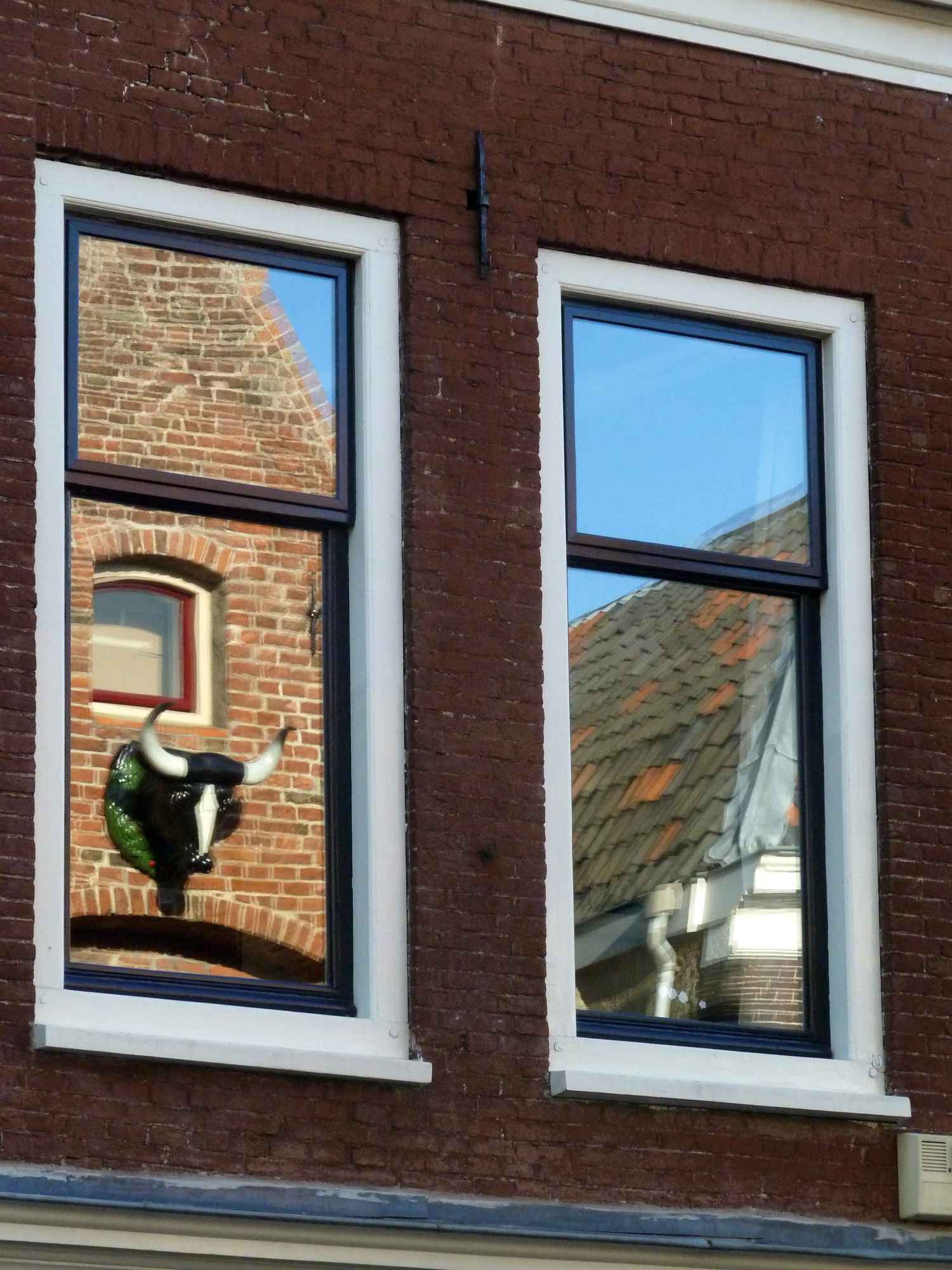 Double_glazing_reflection,_Utrecht,_120930.JPG