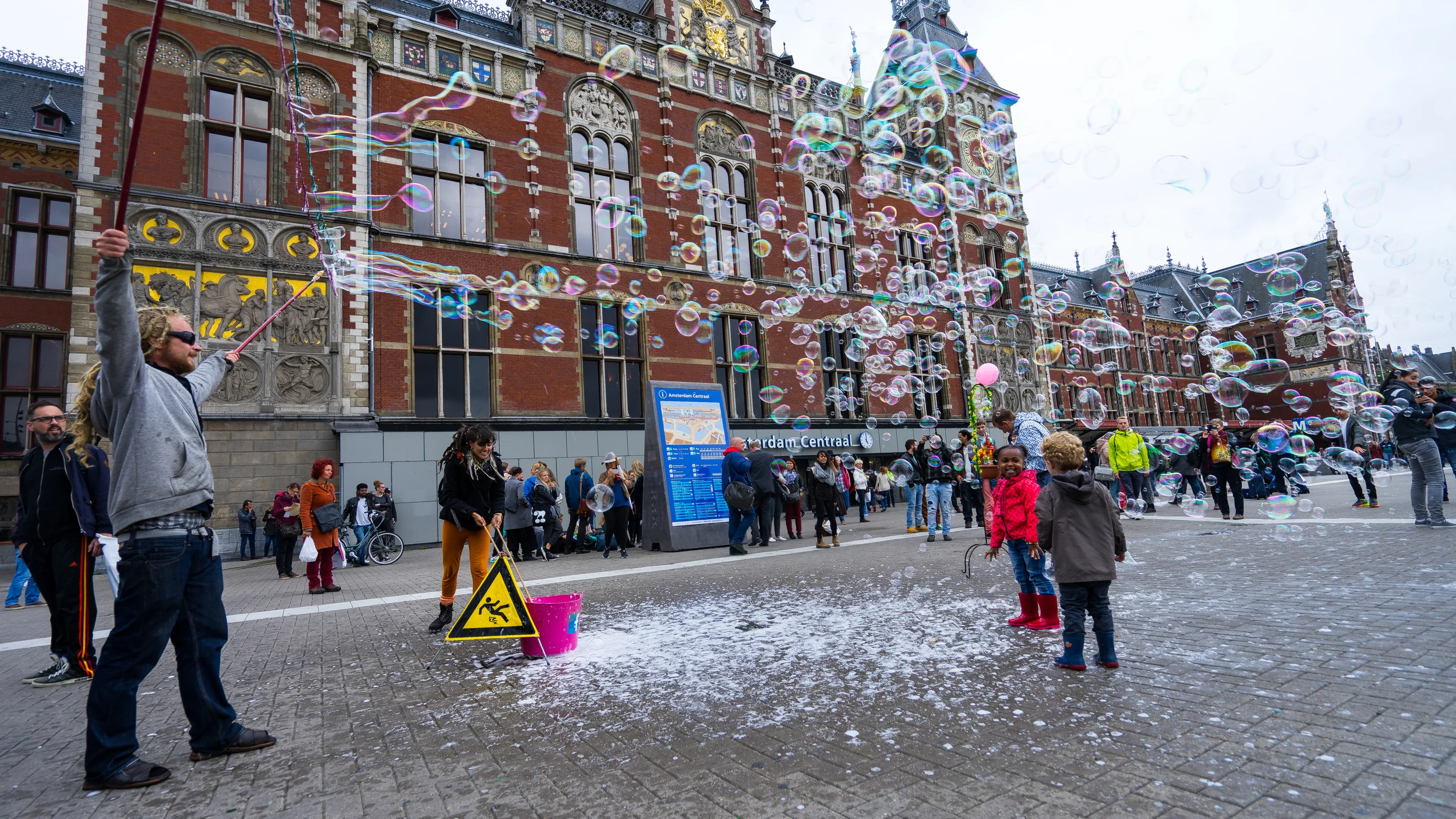 OUTSIDE AMSTERDAM CENTRAL TRAIN STATION // MEETYOUTHERE PHOTOGRAPHY