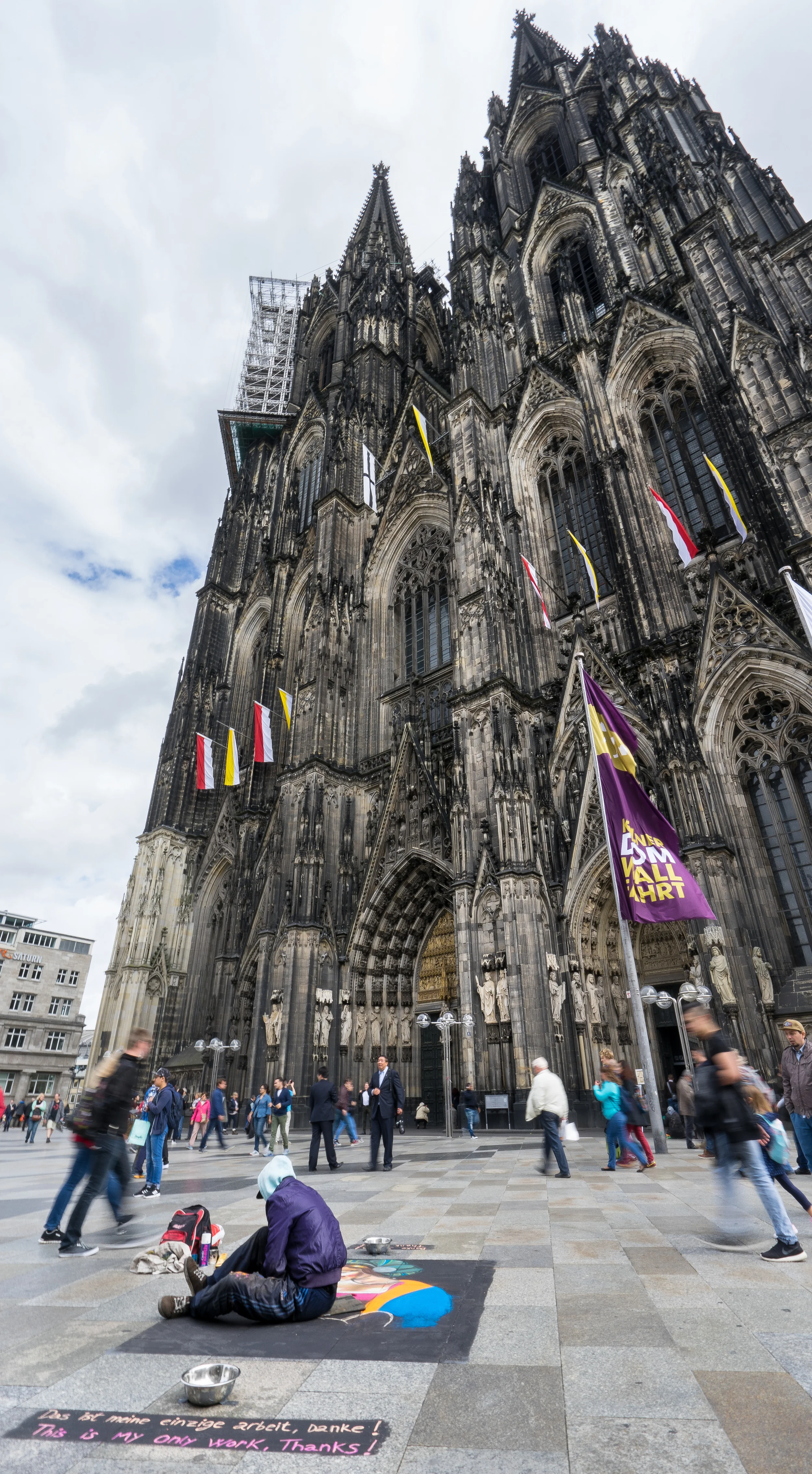 STREET ARTIST IN KOLN GERMANY AS TORUISTS RUSH BY HIM // MEETYOUTHERE IMAGES