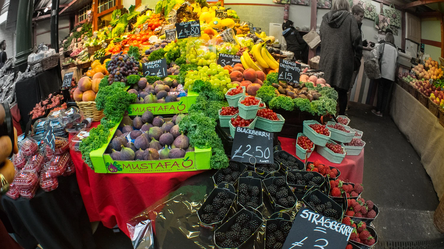LONDON'S BOROUGH MARKET // IMAGE BY MEETYOUTHERE.ME TRAVEL BLOG