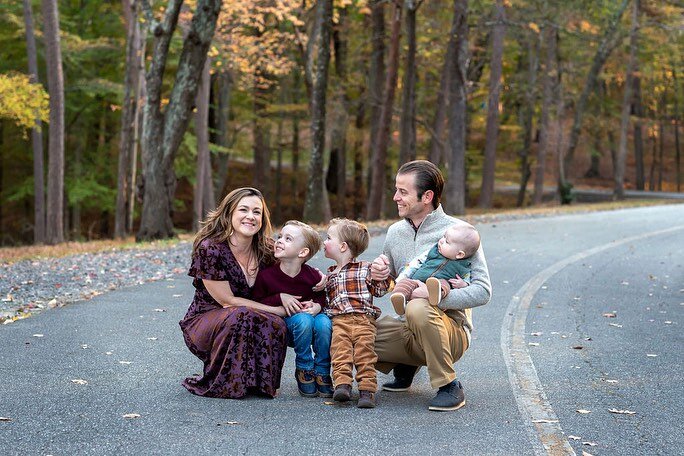 This photo session was seriously fun! This sweet family knows how to have a good time. 😍🍂