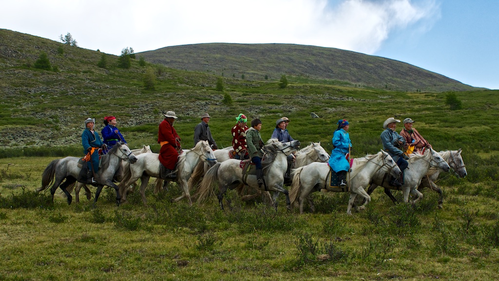 Solongo is arriving to her new home accompanied by her husband and his relatives. 