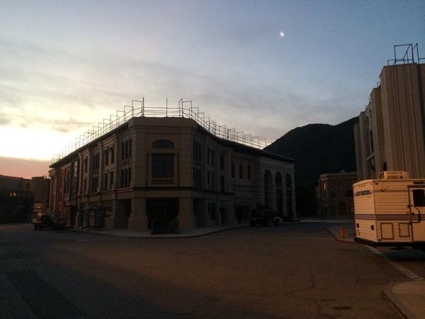 That picture tweeted from the supergirl pilot set.