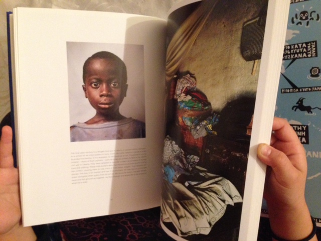 Maria blättert in dem Buch "Where Children Sleep". Die Bilder kann man auch im Netz ansehen - unter jamesmollison.com Foto: Privat
