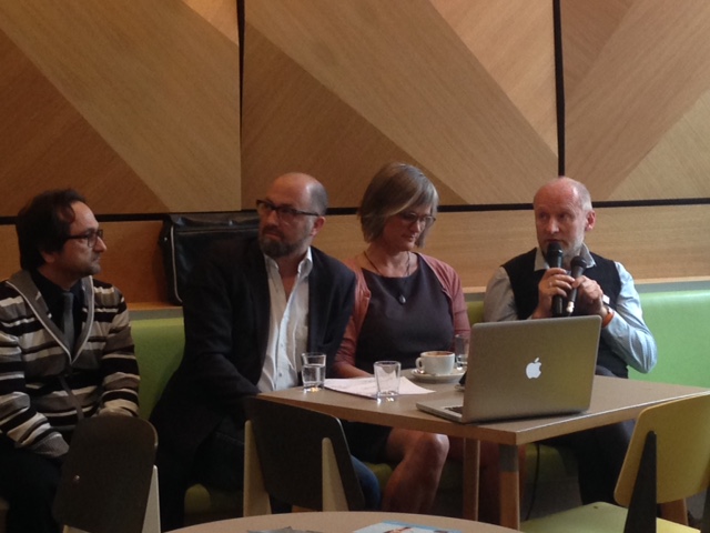 Schulleiter Dr. Vito Susca, Moderator Christian Fülle, Psychologin Julia von Weiler und Medienexperte Thomas Schmidt saßen in Berlin in der Digital Eatery .