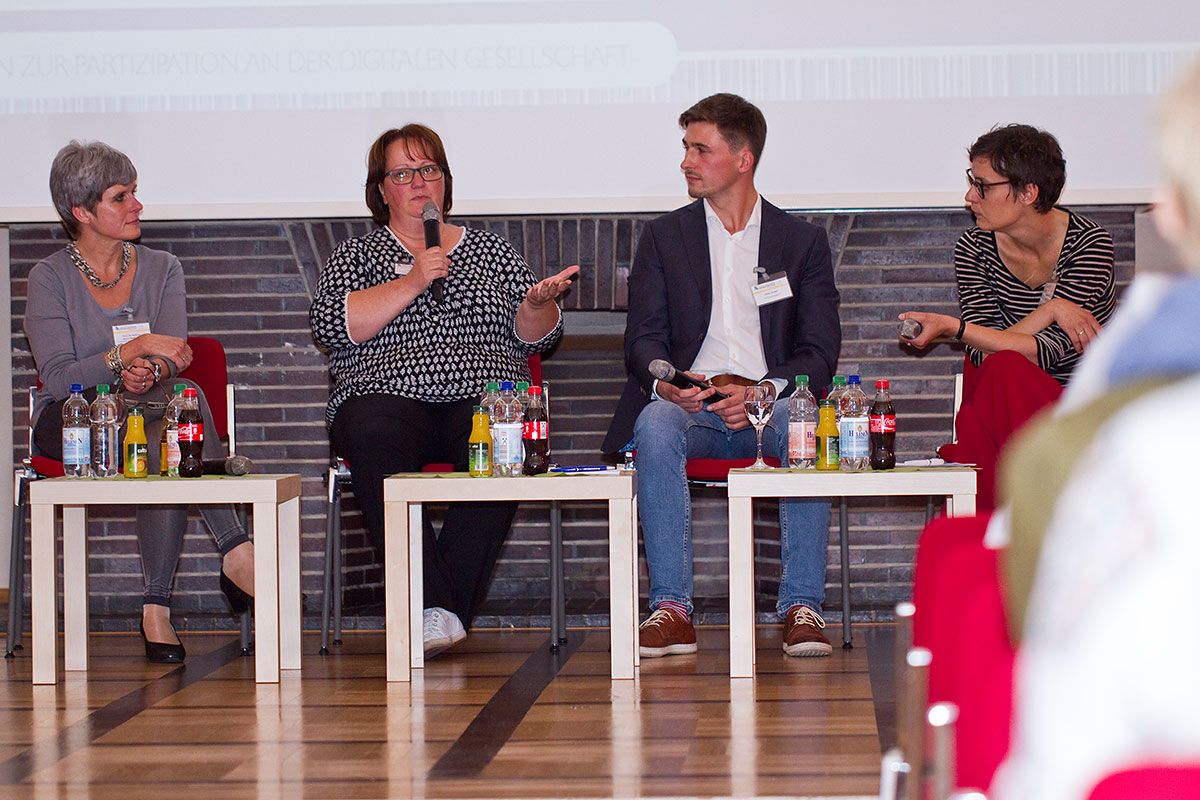 Prof. Dr. Gudrun Marci-Boehncke (l.), Juliane Epp und KIKA-Redakteur Peter Kroker sprachen bei der Netzwerktagung über frühkindliche Medienerziehung. Ich durfte die spannende Runde moderieren . Foto: Medienanstalt Sachsen-Anhalt