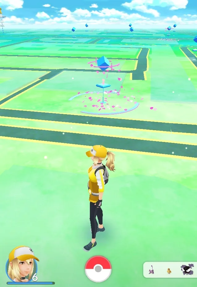 Auf der Karte sieht man die Pokémons in der Umgebung (rechts unten) und die Pokéstops. Der rosa Regen bedeutet, dass dort ein Lockstoff aktiv ist.