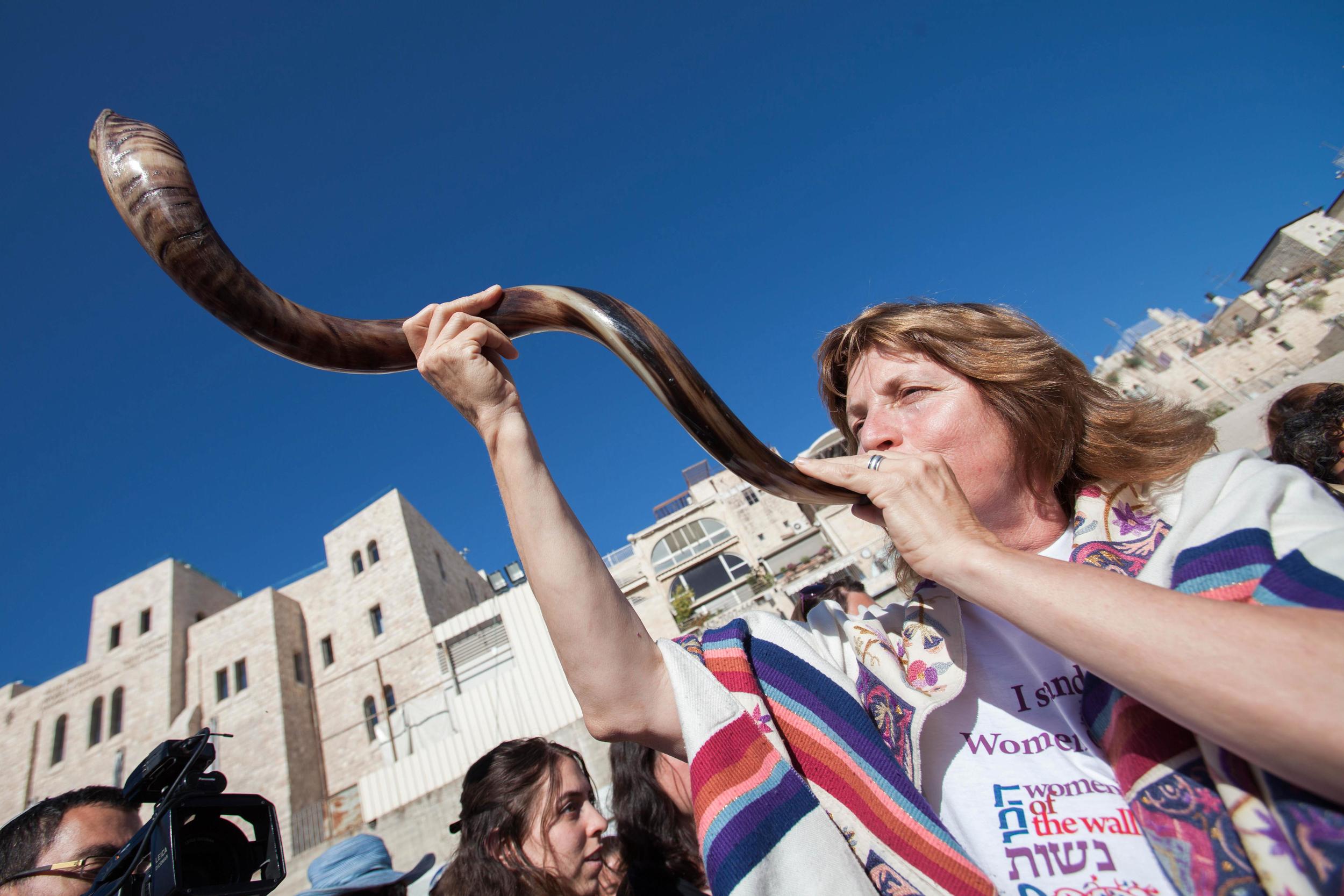  Women of the Wall Rosh Hodesh Elul.&nbsp;Anat Hoffman head of Women of the Wall blow the Shofar 