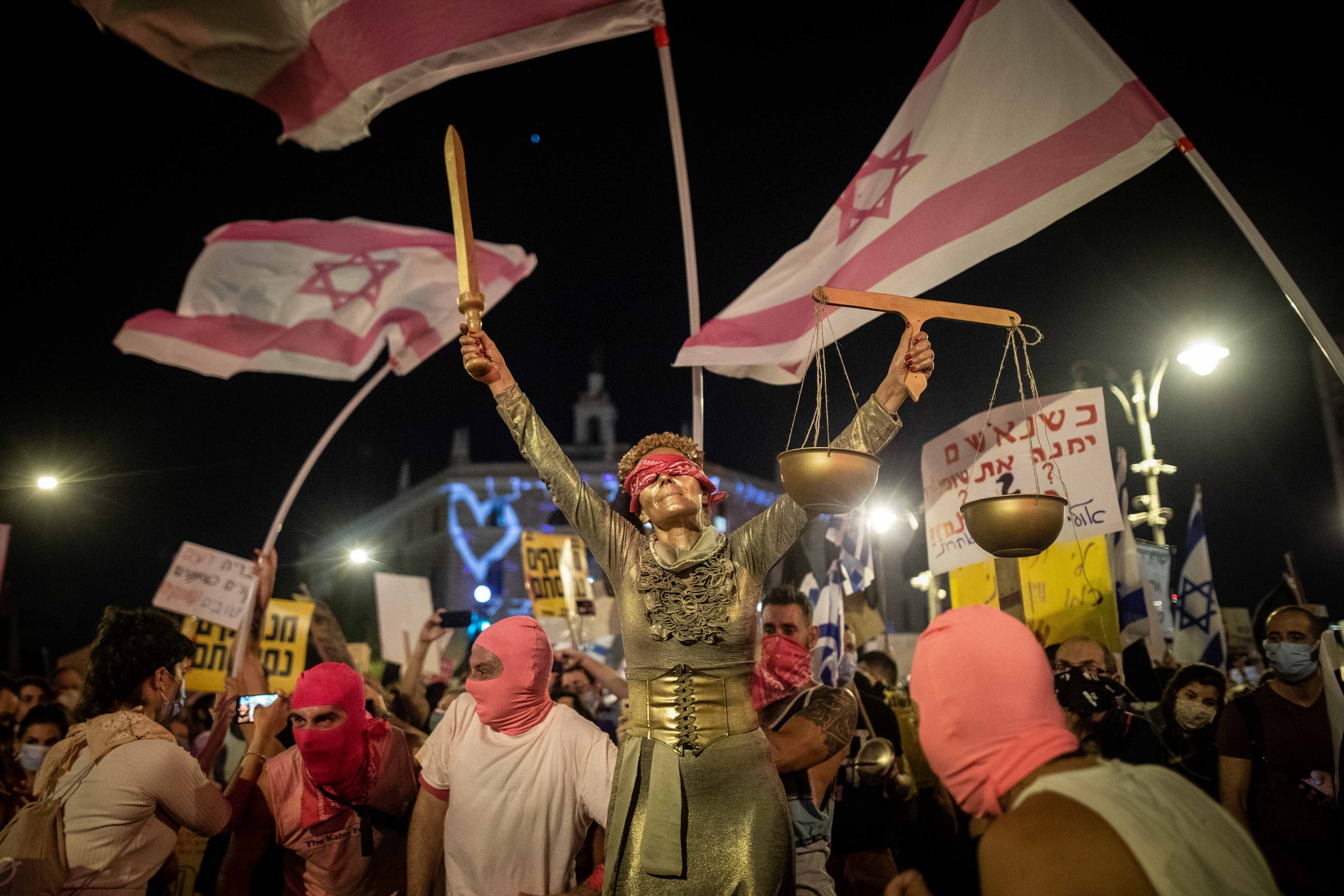  Israelis protest against Israeli prime minister Benjamin Netanyahu outside the official residence of Prime Minister Netanyahu in Jerusalem 